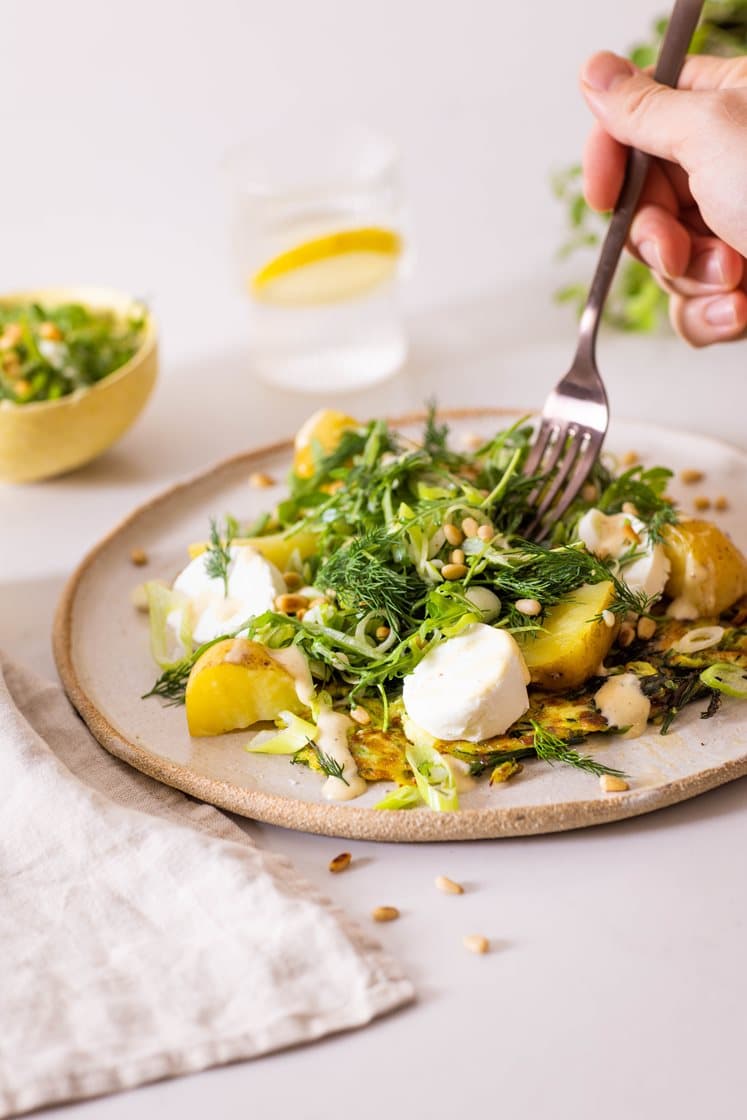 Squashrøsti med dill, ristede pinjekjerner og potet- og chevresalat