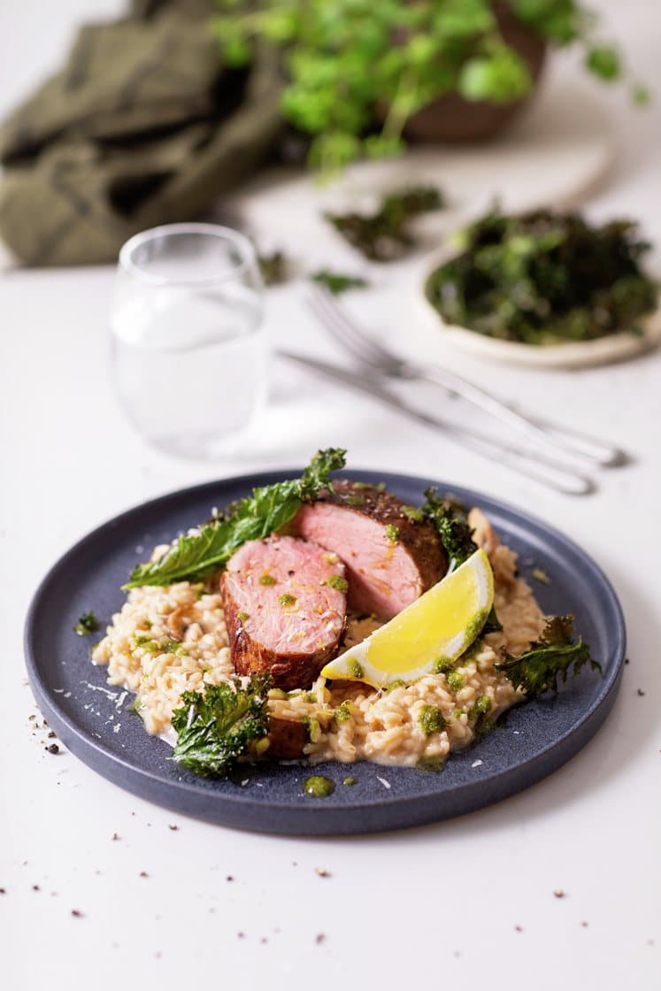 Helstekt høyryggfilet med aromasopprisotto, sprø grønnkålchips og basilikumpesto
