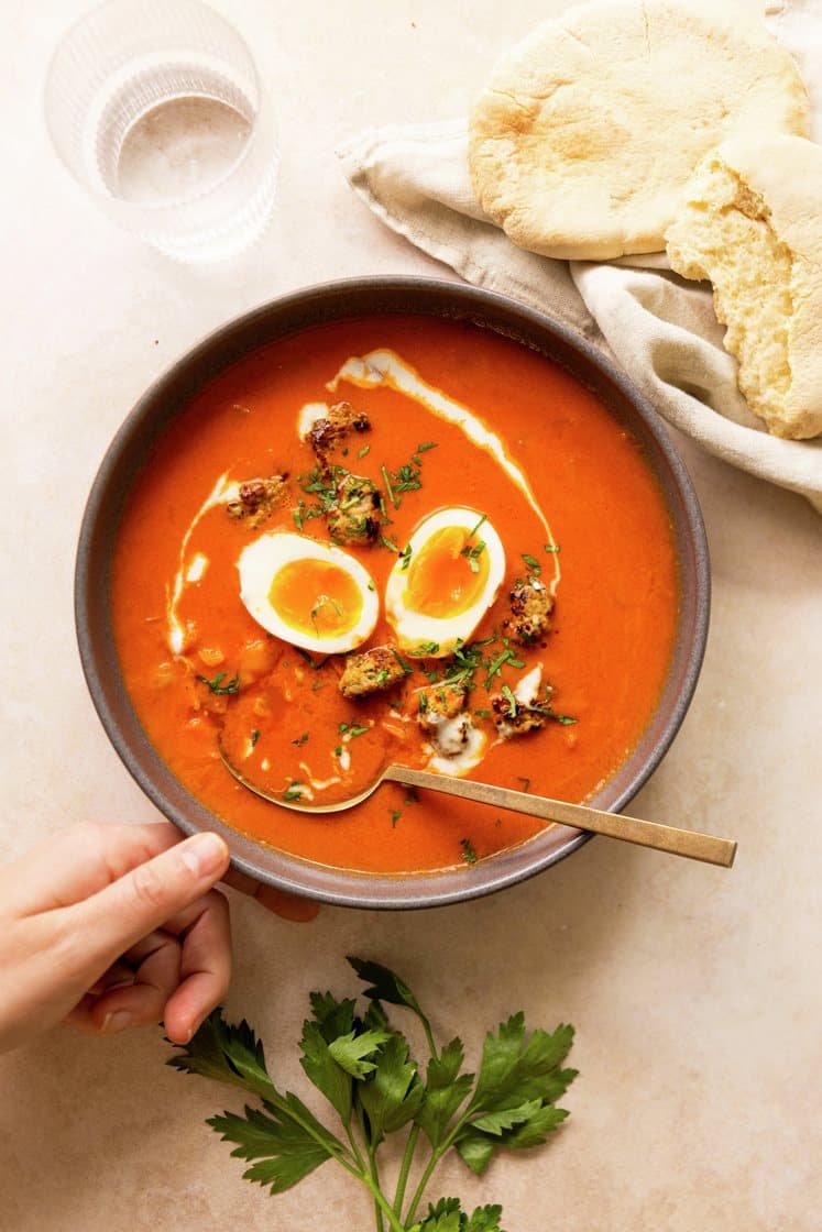 Hjemmelaget tomatsuppe med salsicciaboller, egg og varme brød