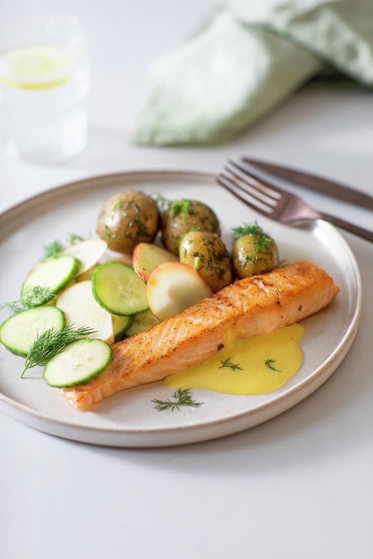 Stekt laks med agurk- og eplesalat, kokte poteter og smørsaus