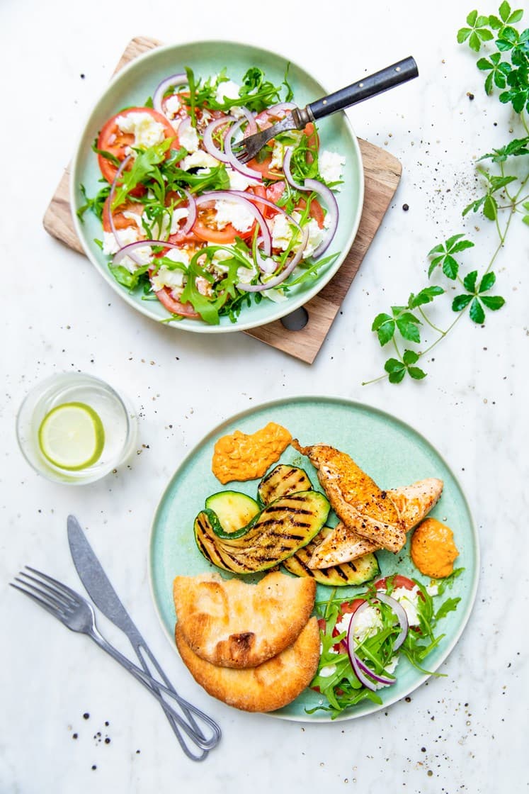 Marinert kyllingbryst med grillet squash og brød, tomat- og mozzarellasalat og ajvarsaus
