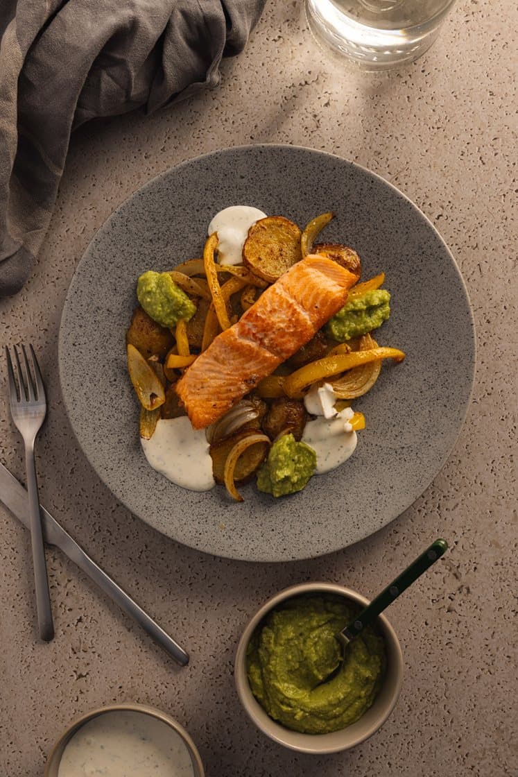 Laksefilet med røkte chilipoteter, søt paprika, limeyoghurt og guacamole