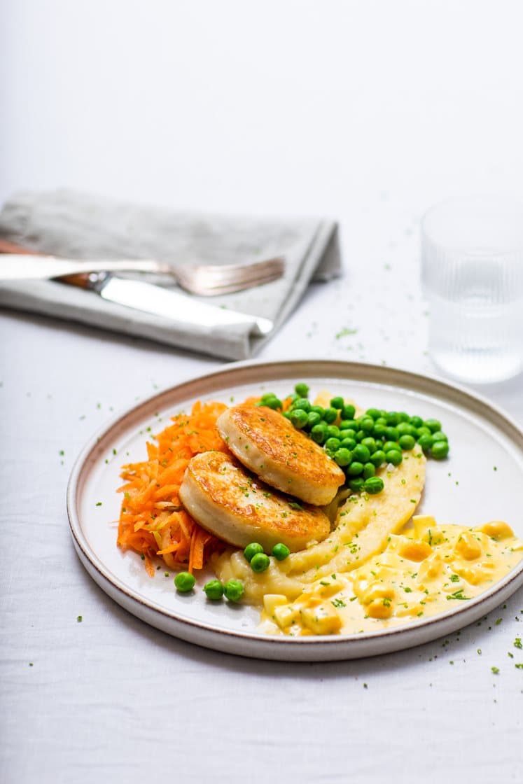 Fiskekaker med potetmos og frisk råkostsalat, servert med eggesmørsaus