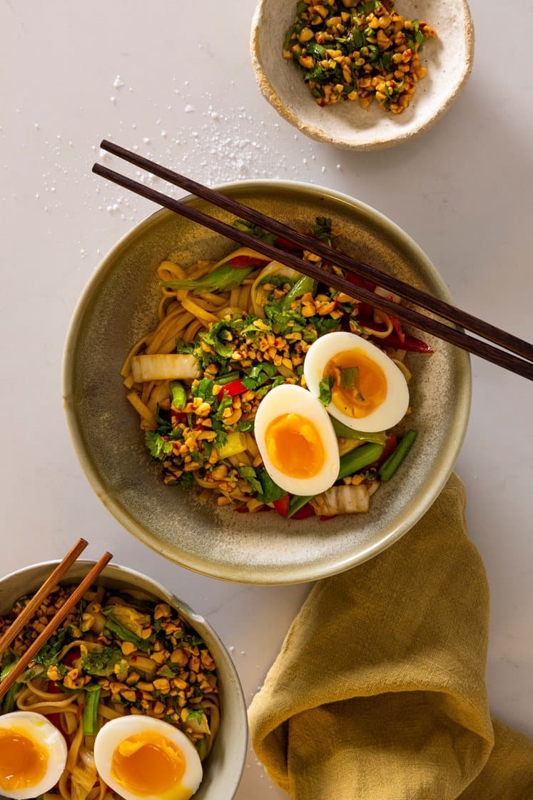 Soya- og ingefærstekte eggenudler med spicy peanøtt- og koriandersalat og smilende egg 