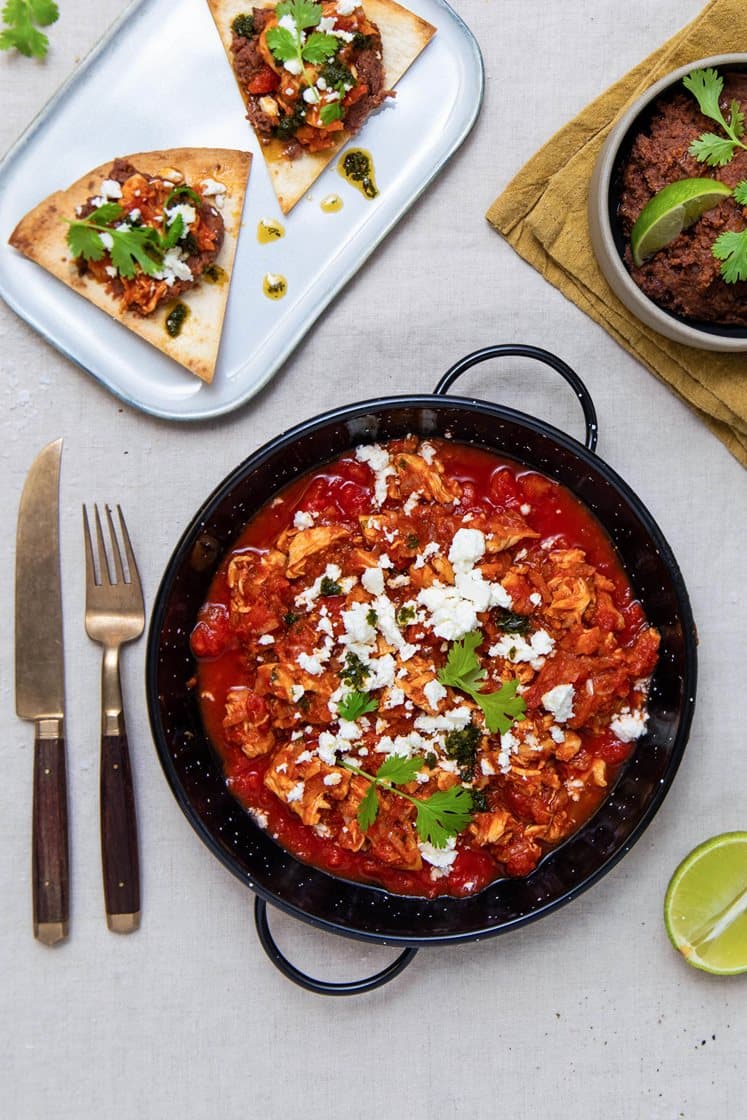 Kylling tinga på tostada med bønnedipp og salsa verde
