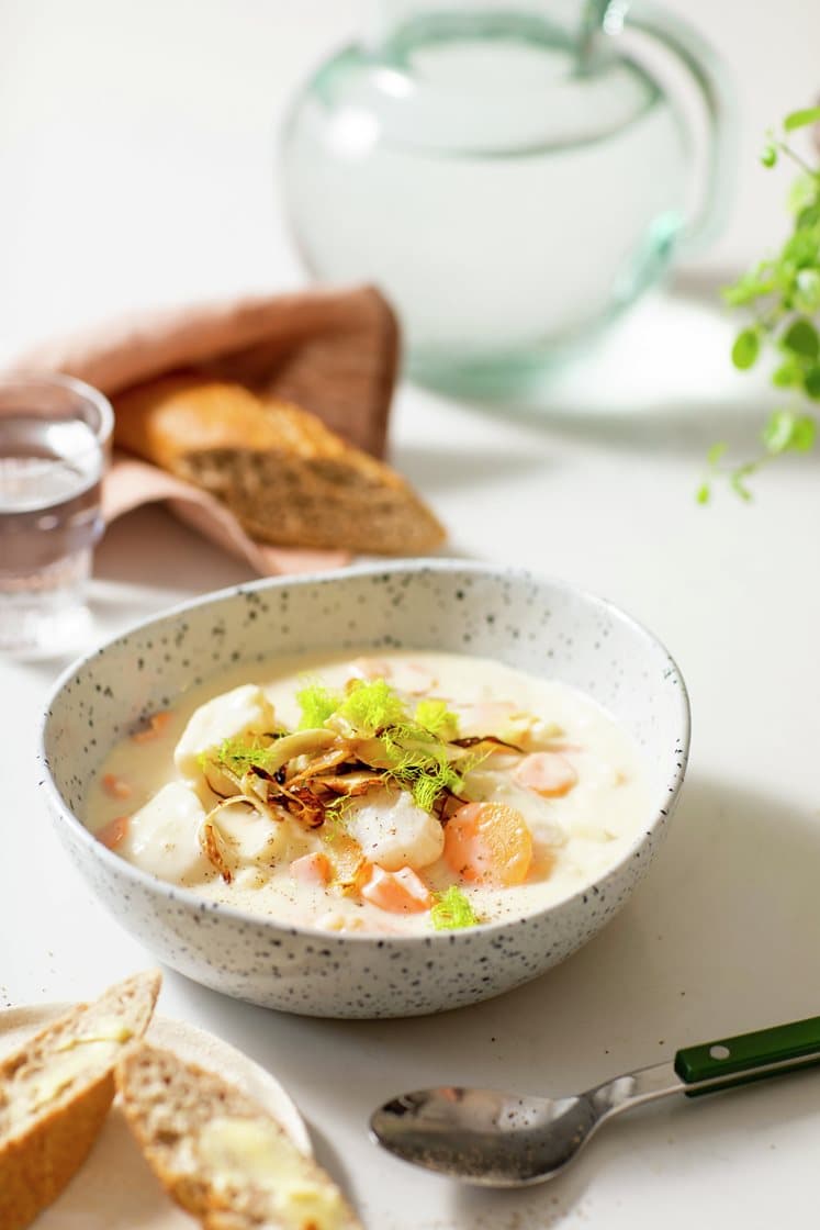 Rask fiskesuppe med torsk, fennikel og gulrøtter, servert med grove bagetter
