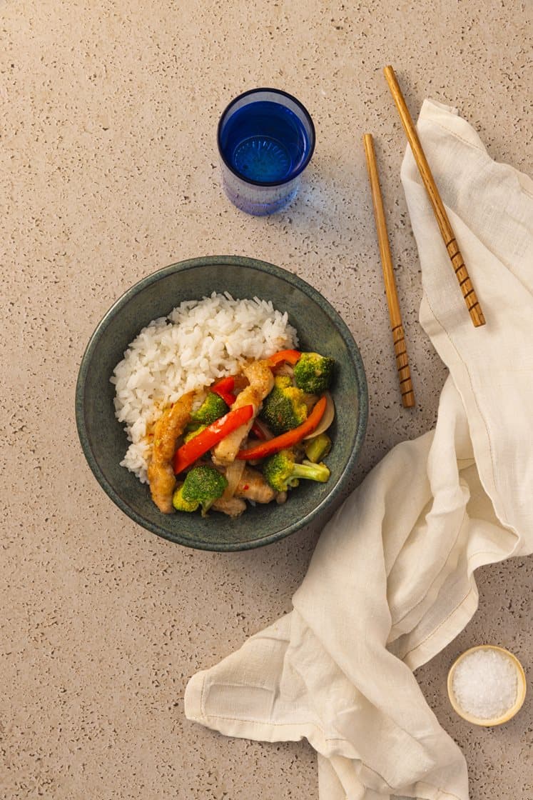 Wok med svinekjøtt og sprø grønnsaker i sursøt saus, servert med jasminris