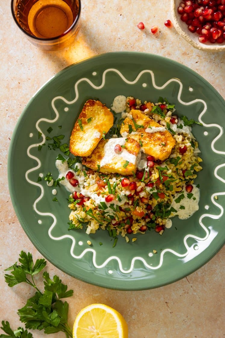 Sesam- og honningstekt halloumi med tabbouleh og krydret yoghurt