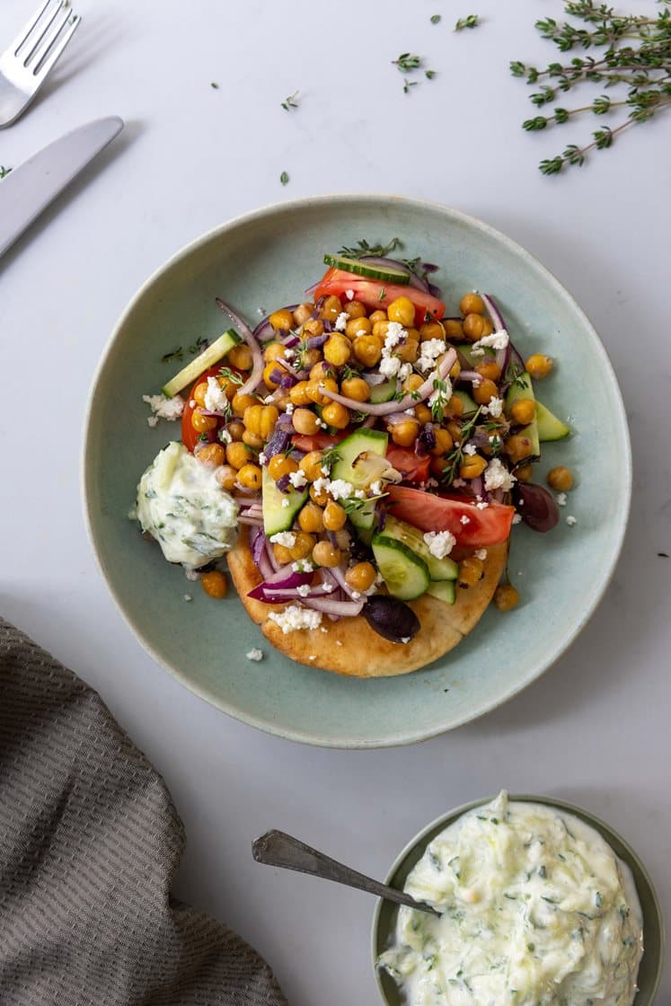 Pita-gyros med kryddermarinerte kikerter, tzatziki og gresk salat