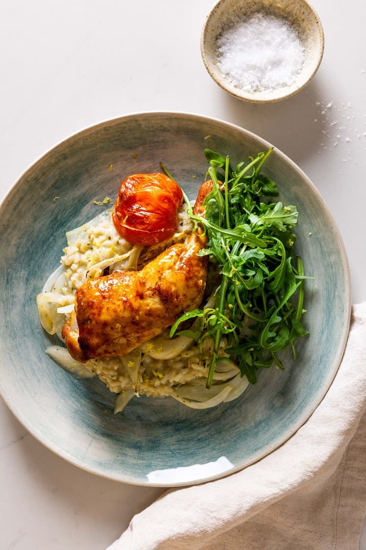 Provencegrillede kyllinglår med ovnsbakt fennikel og tomat, basilikumrisotto og ruccola