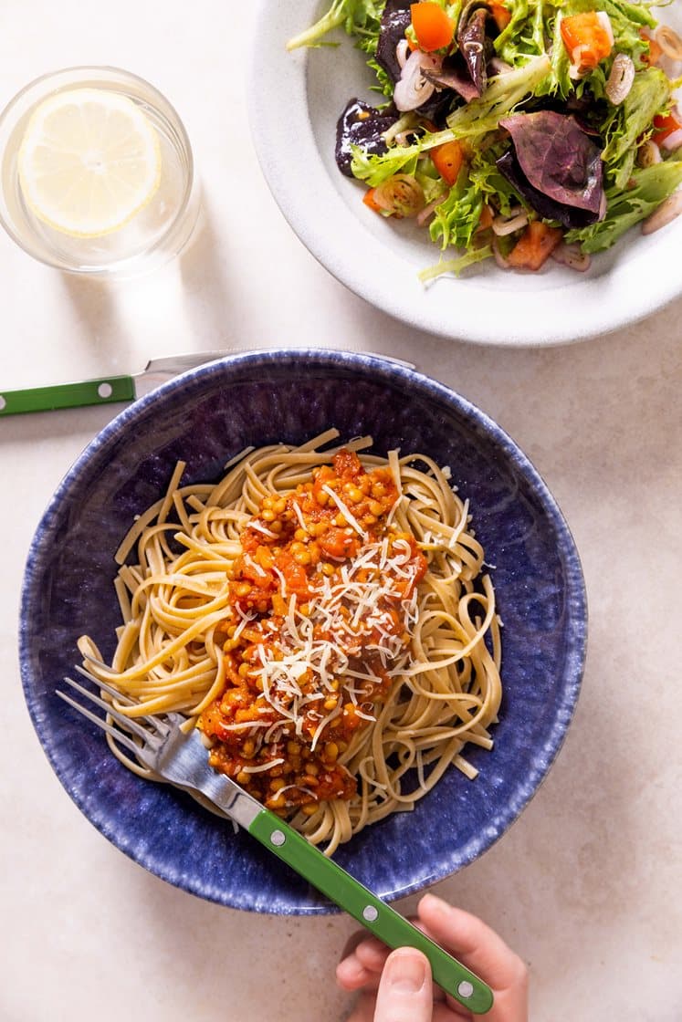 Rask bolognese med linser, fullkornslinguine, tomatsalat og revet Grande Premium