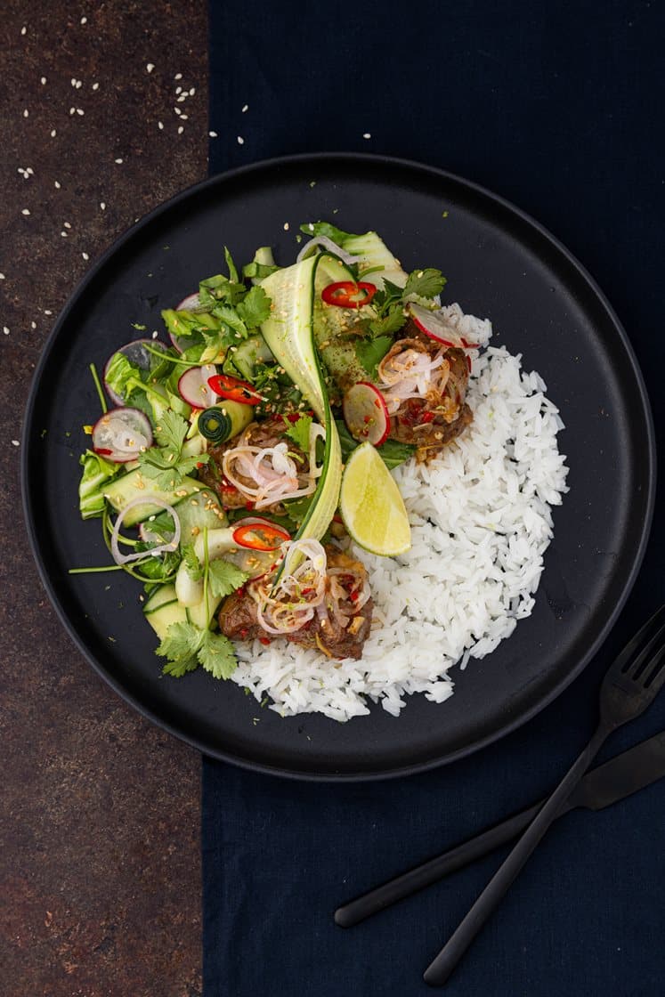 Sticky glaserte svinekjaker servert med krønsjy pak choysalat, jasminris og syltet fivespice løk