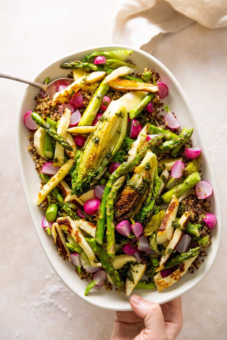 Primørsalat med quinoa og halloumiost, servert med salsa verde