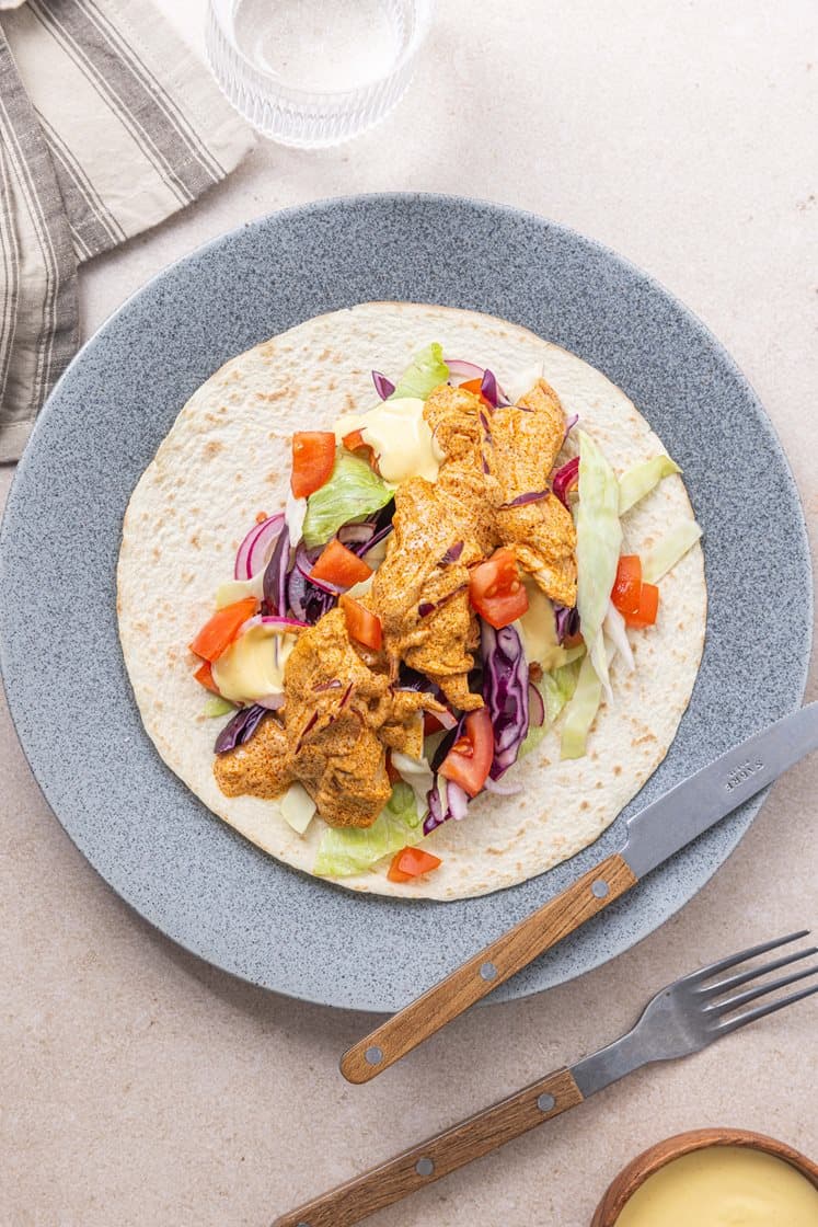 Wraps med kylling i indisk saus, servert med kålsalat og curry- og mangodressing