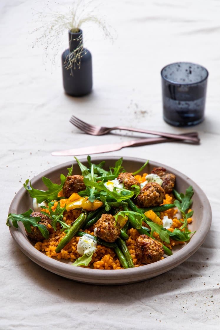 Salsicciaboller med tomatcouscous, stekte grønnsaker, ruccola og tyrkisk krydderyoghurt