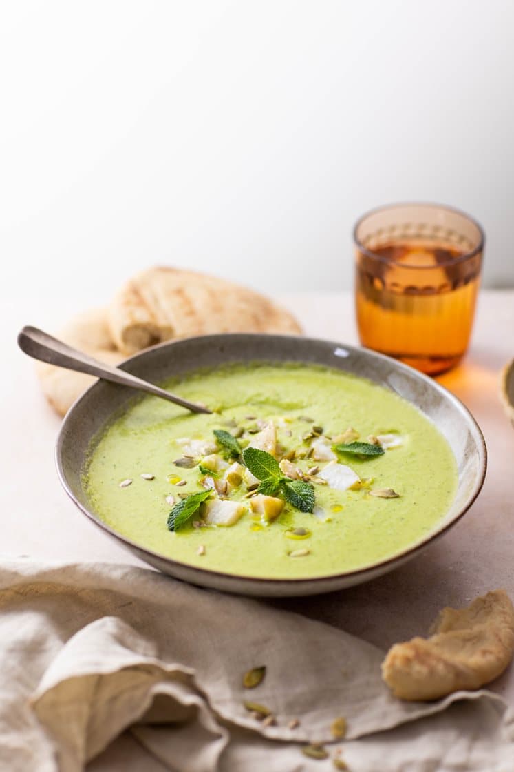 Kokoskremet brokkoli- og ertesuppe med torsk, kjerneblanding og nystekt brød