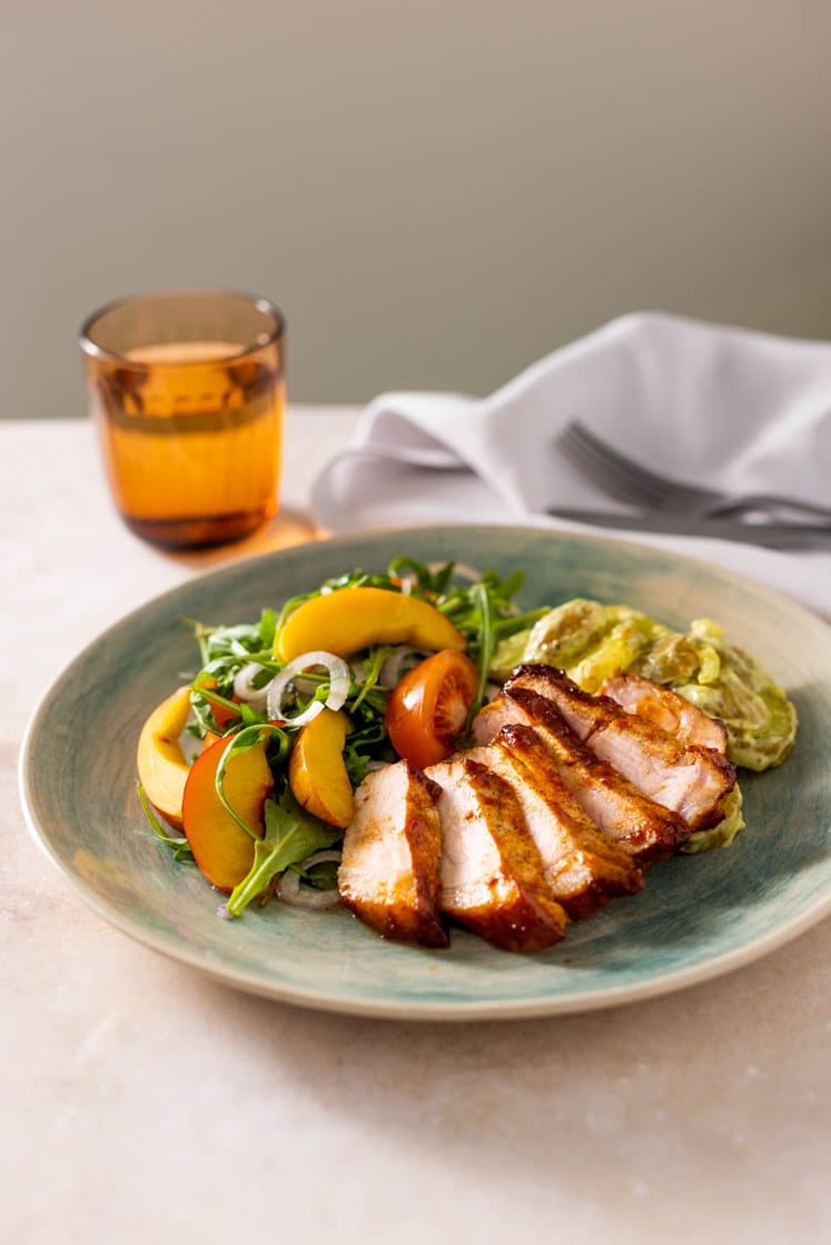 Bbq glasert svinefilet og aiolipoteter, nektarinsalat med ruccola og tomat