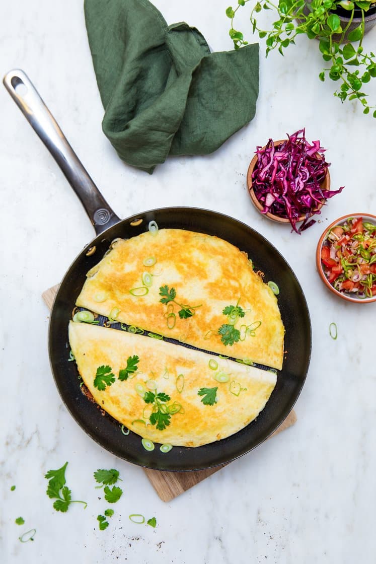 Quesadillas med kylling og mozzarella, servert med lime, guacamole og