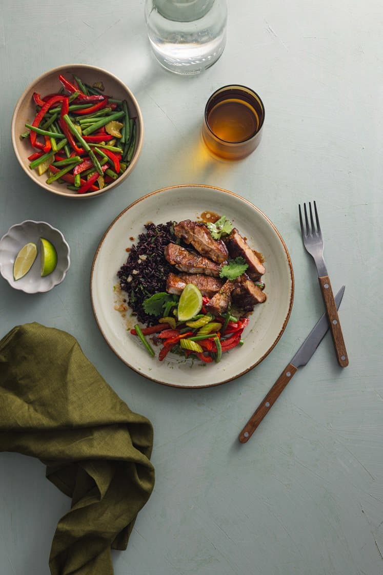 Soyaglasert svinenakke og svart ris, servert med wokkede grønnsaker 