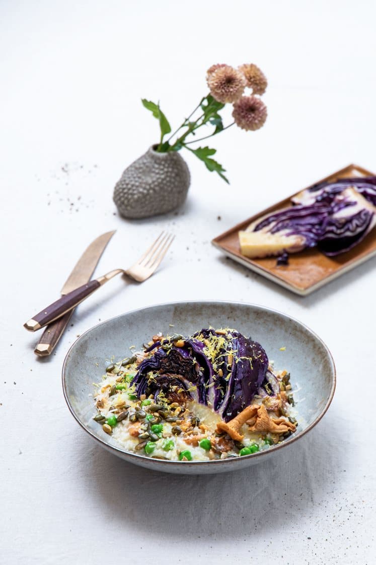 Kantarell- og erterisotto, servert med smørstekt spisskål og Grande Premium-ost