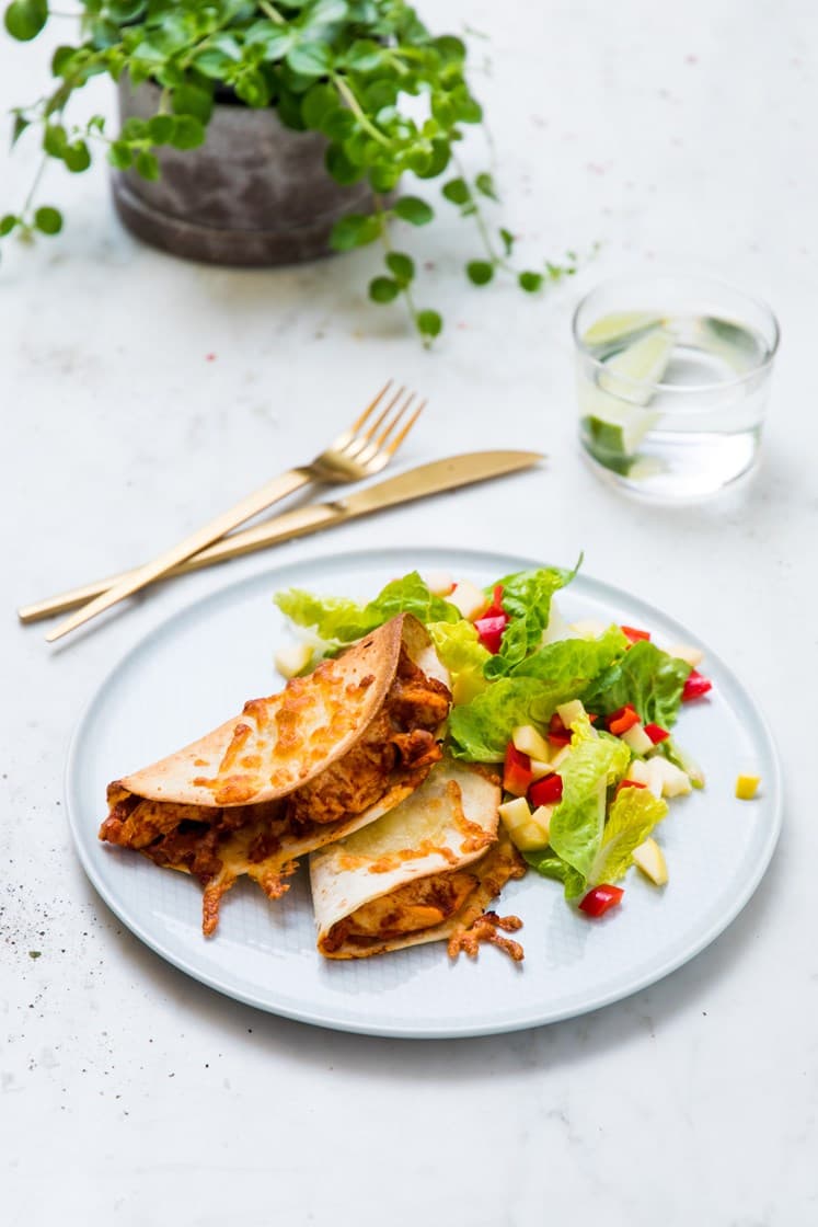 Quesadillas med kylling og ost, servert med frisk salat Oppskrift