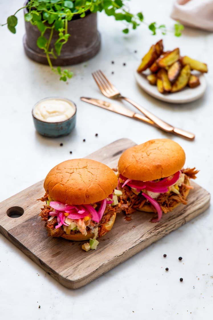 Pulled pork-sliders med eple- og rødkålslaw, syltet rødløk, ovnsbakte potetfries og aioli