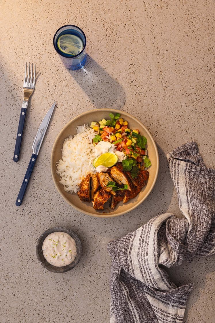 Ricebowl med chilistekt kyllinglår, servert med friske grønnsaker og korianderdressing 