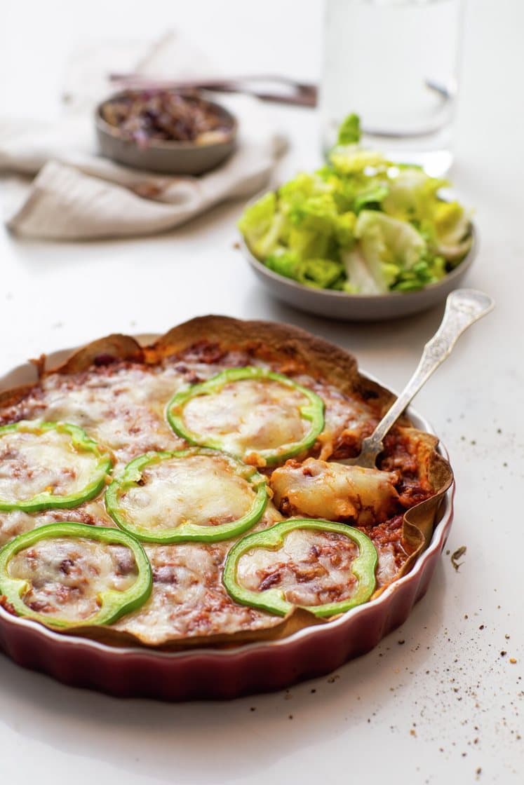 Tortillapai med chili con carne, karamellisert rødløk og salat