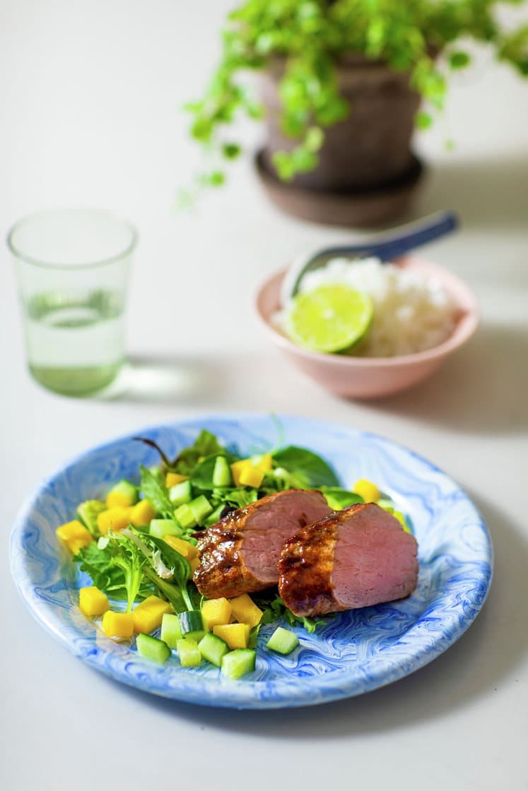 Hoisinglasert ytrefilet av svin, servert med mangosalat og jasminris