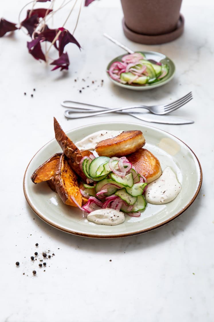Fiskekaker med agurk- og eplesalat, ovnsbakte søtpoteter og sennep- og dilldressing