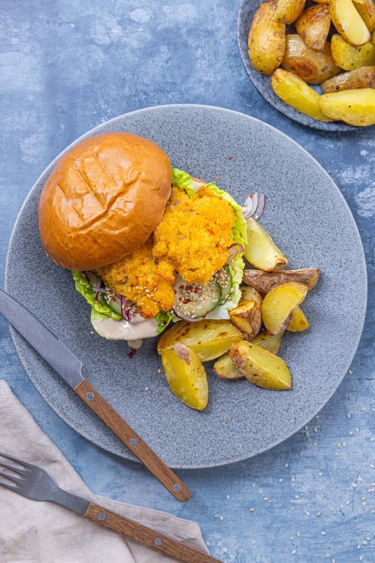 Sprø kyllingburger i brioche med spicy og frisk agurksalat, hoisindressing og ovnsbakte potetbåter