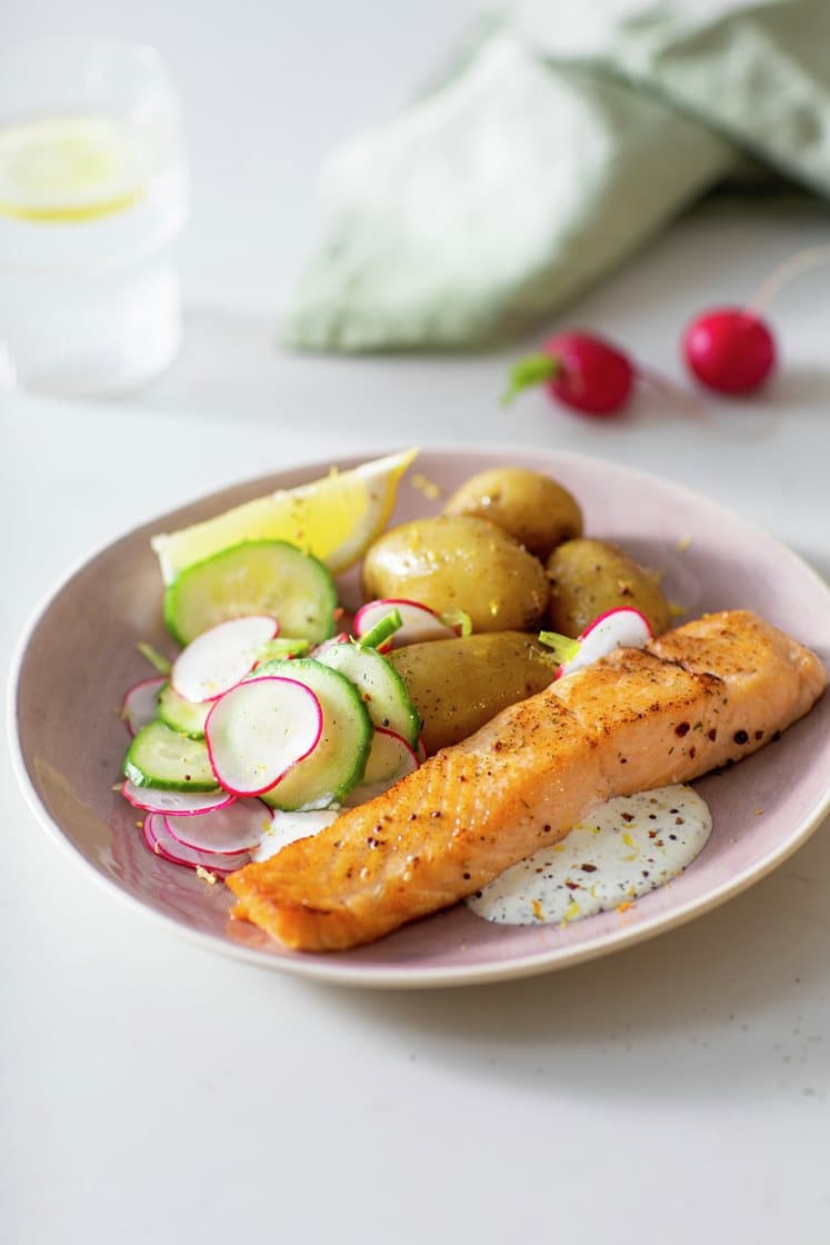 Pannestekt laks med agurksalat, kokte poteter og urtedressing