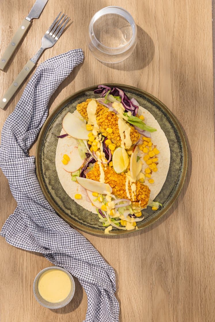 Wraps med sprøbakt sei med tomatsalsa, syrlig kålsalat og curry- og mangodressing