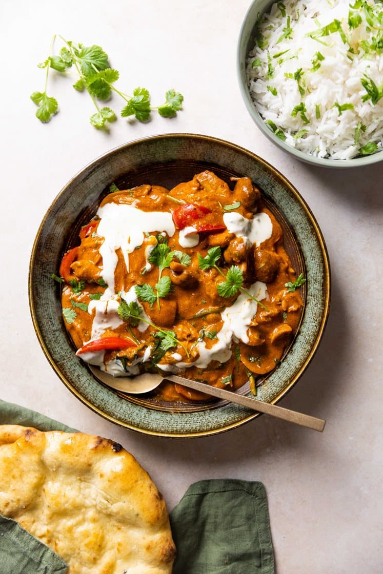 Bollywoodgryte med kylling og spinat, servert med korianderris, nanbrød og raita