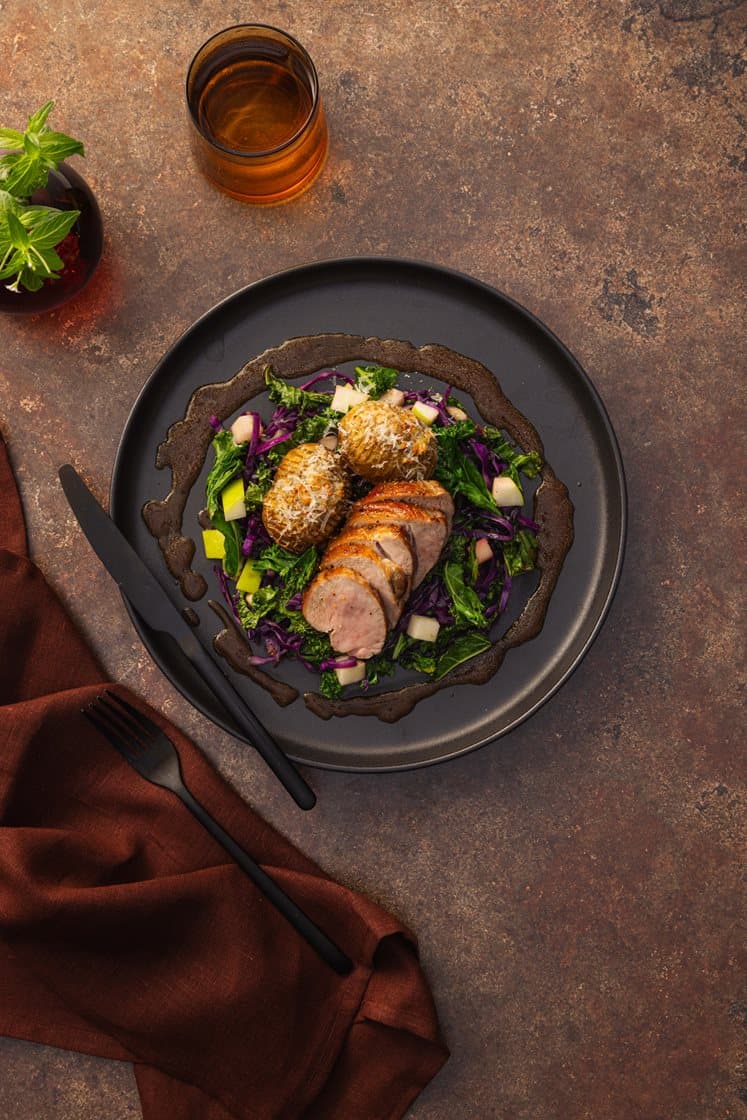 Sitruskrydret indrefilet av svin med hasselbackpoteter og smørglasert kål, servert med trøffelsaus