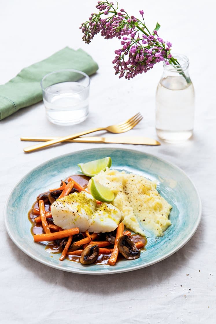 Limebakt torskefilet med potetpuré, gulrøtter og sopp med ingefær og teriyakismør