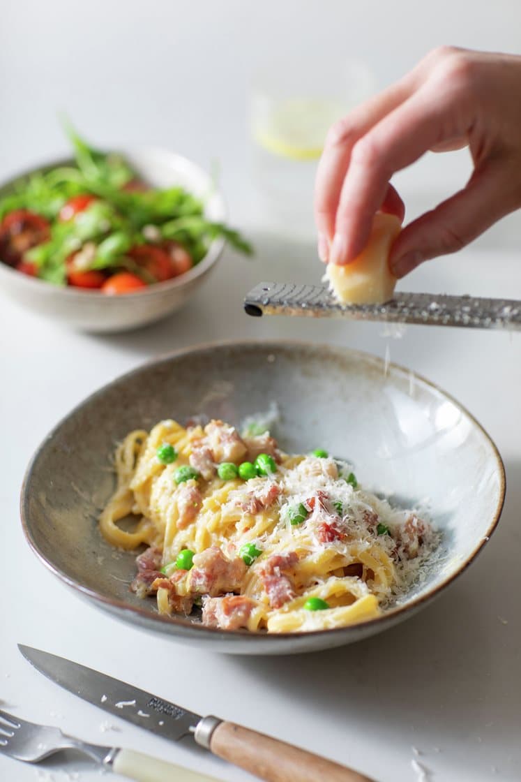 Pasta carbonara med bacon, ruccola- og tomatsalat og pinjekjerner