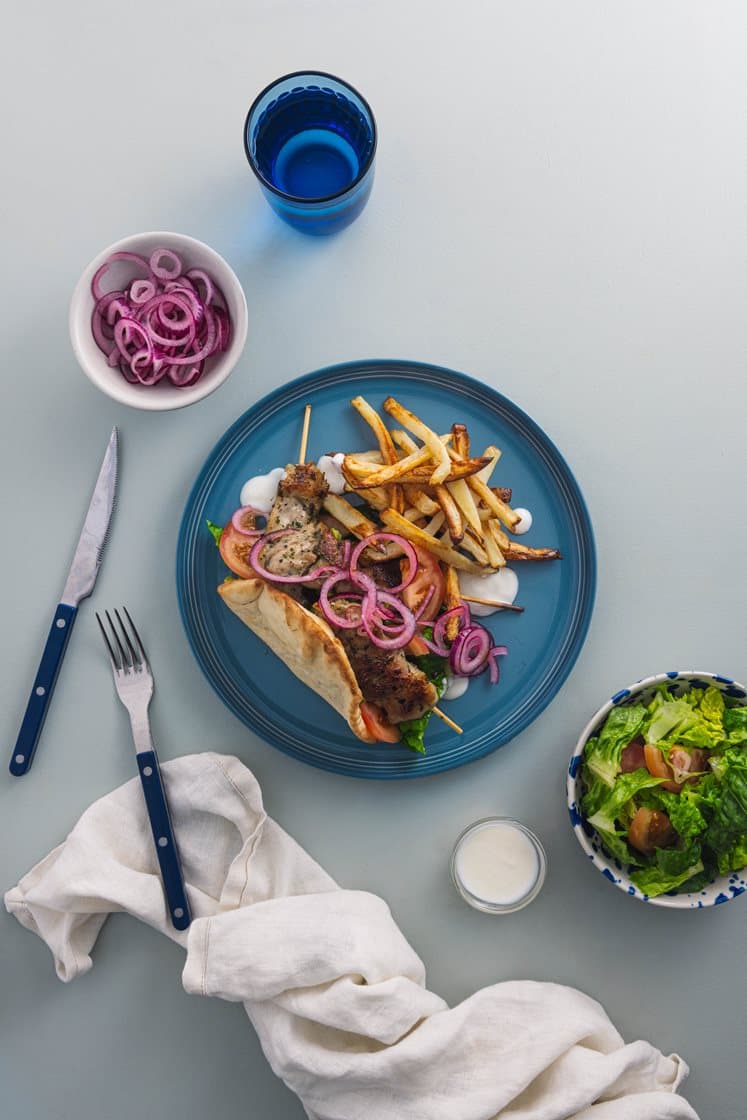 Kylling souvlaki med mynte- og yoghurtdressing og fries i piadinabrød