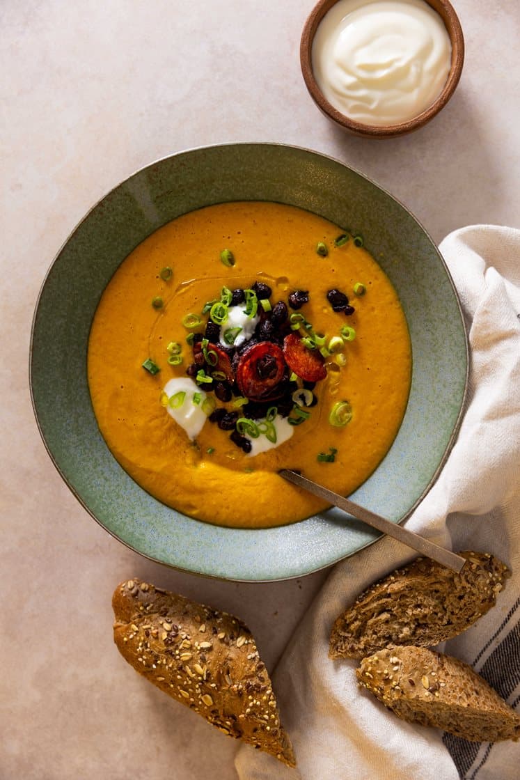 Spicy søtpotetsuppe med pepperoni og svarte bønner, servert med grove baguetter og yoghurt