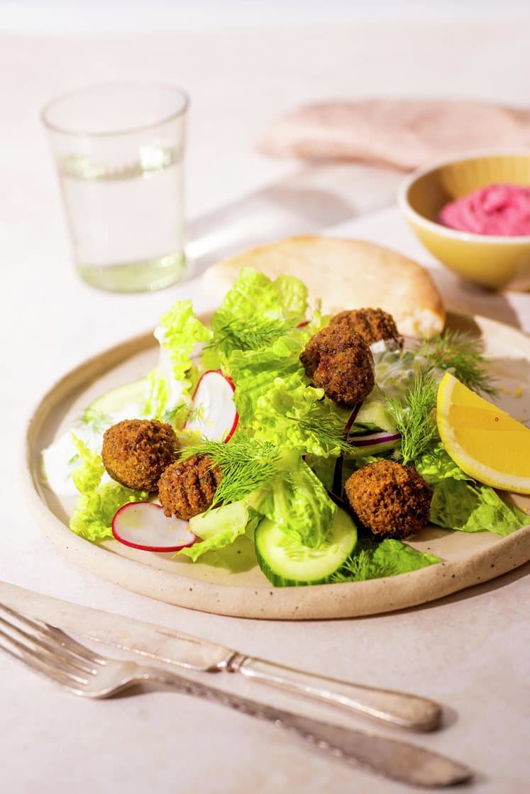 Falafler i fullkornspitabrød med frisk eple- og dillsalat og hjemmelaget tzatziki