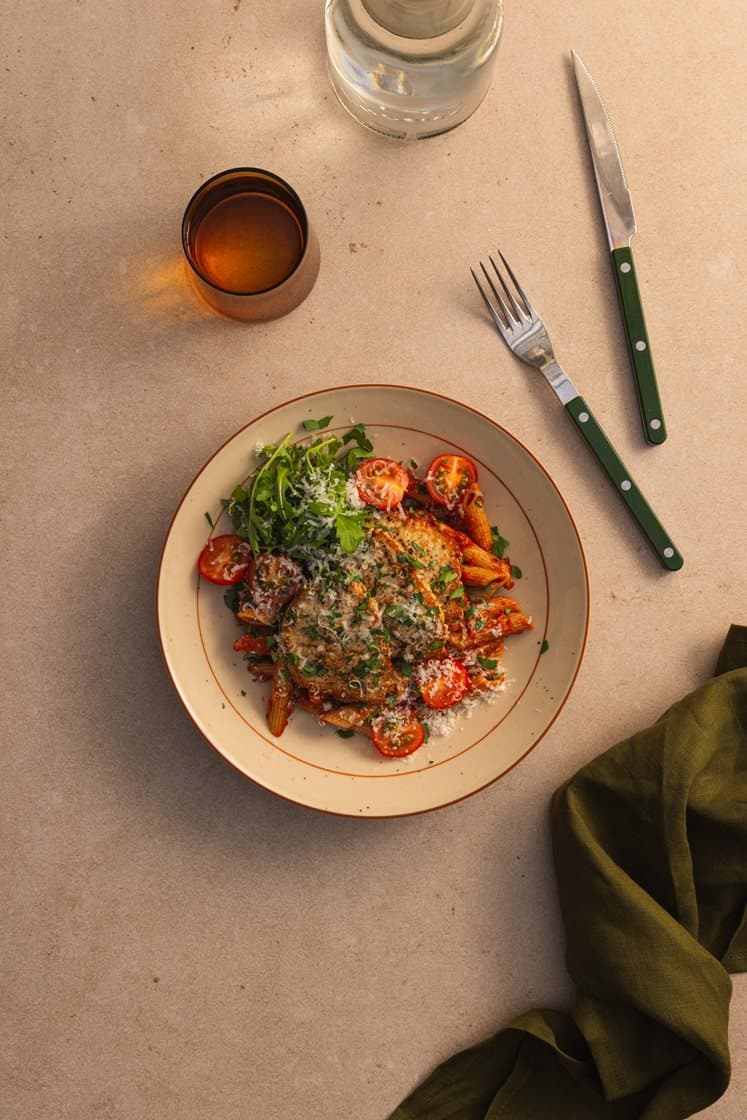 Sitruskrydret svinefilet med pasta arrabiata, cherrytomater og bladpersille