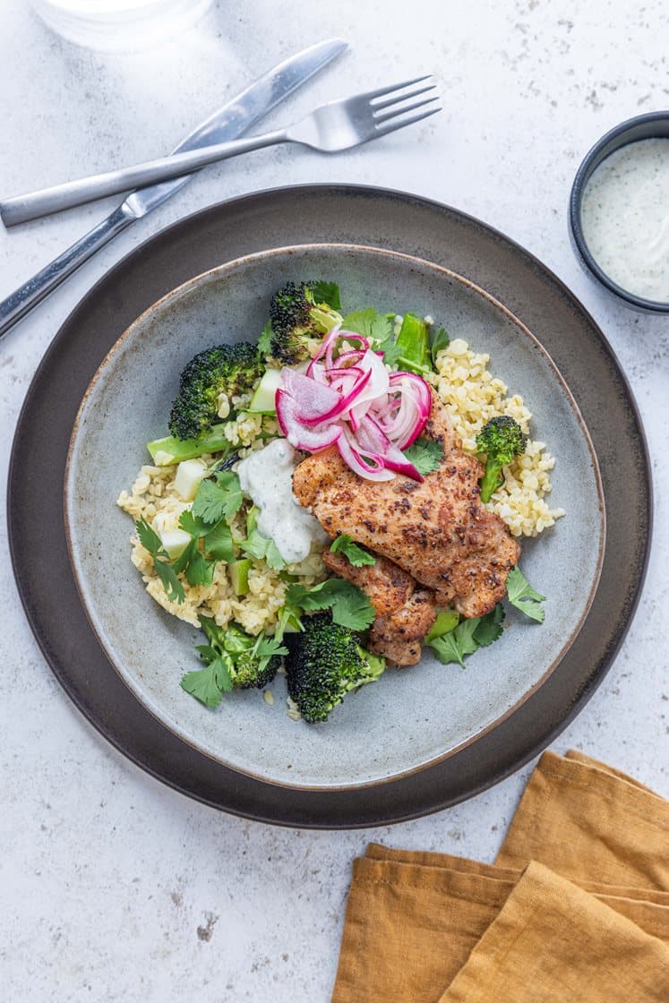 Sitruskrydret kyllinglårfilet med bakt brokkoli- og bulgursalat, syltet rødløk og krydderyoghurt