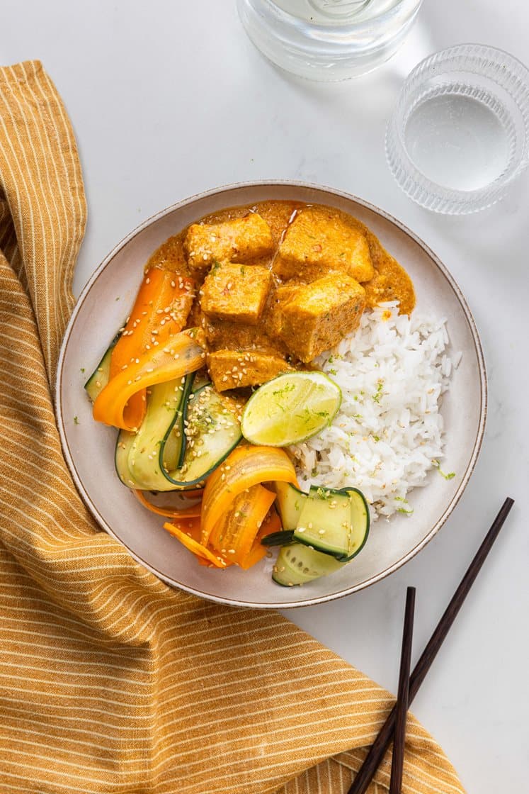 Laks i kremet rød currysaus servert med jasminris og frisk agurksalat