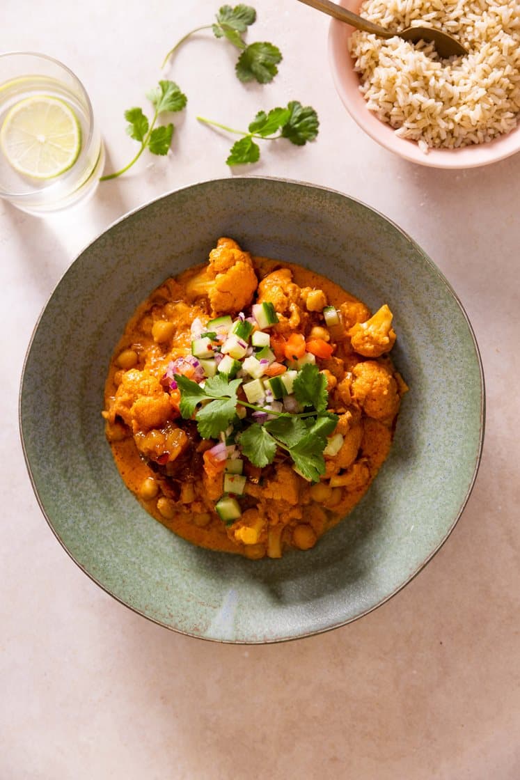 Butter chickpeas servert med fullkornsris, kachumbersalat og frisk koriander