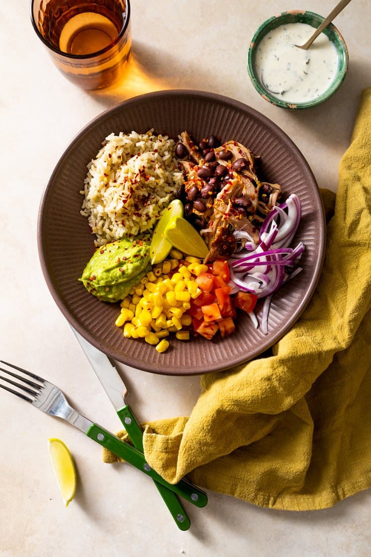 Meksikansk bowl med pulled jalapeño pork, guacamole, sorte bønner og urtedressing