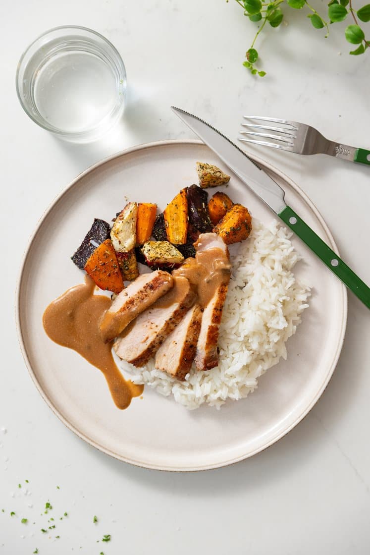 Svinefilet med urtestekte rotgrønnsaker, jasminris og soppsaus