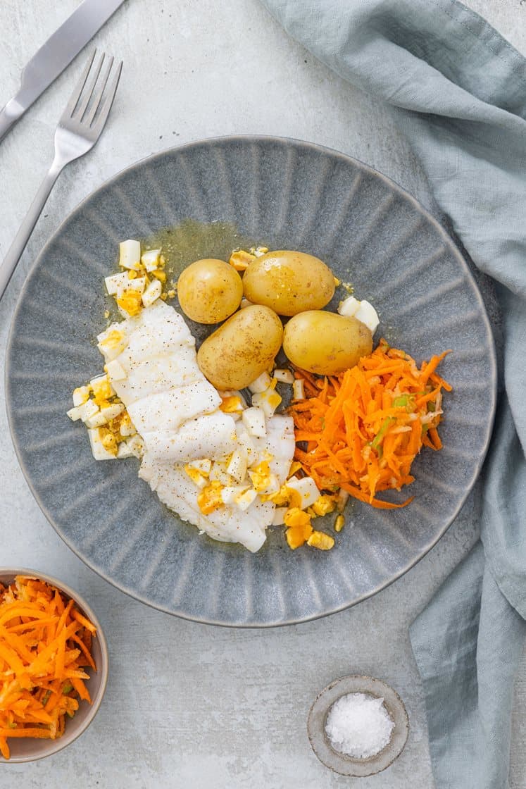 Lettsaltet torsk med kokte poteter, råkostsalat og eggesmør 