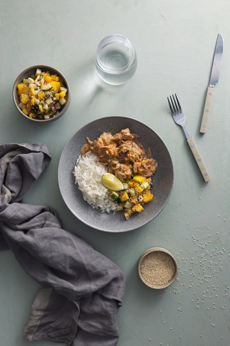 Kylling i kokos- og peanøttsaus med frisk mangosalsa og jasminris