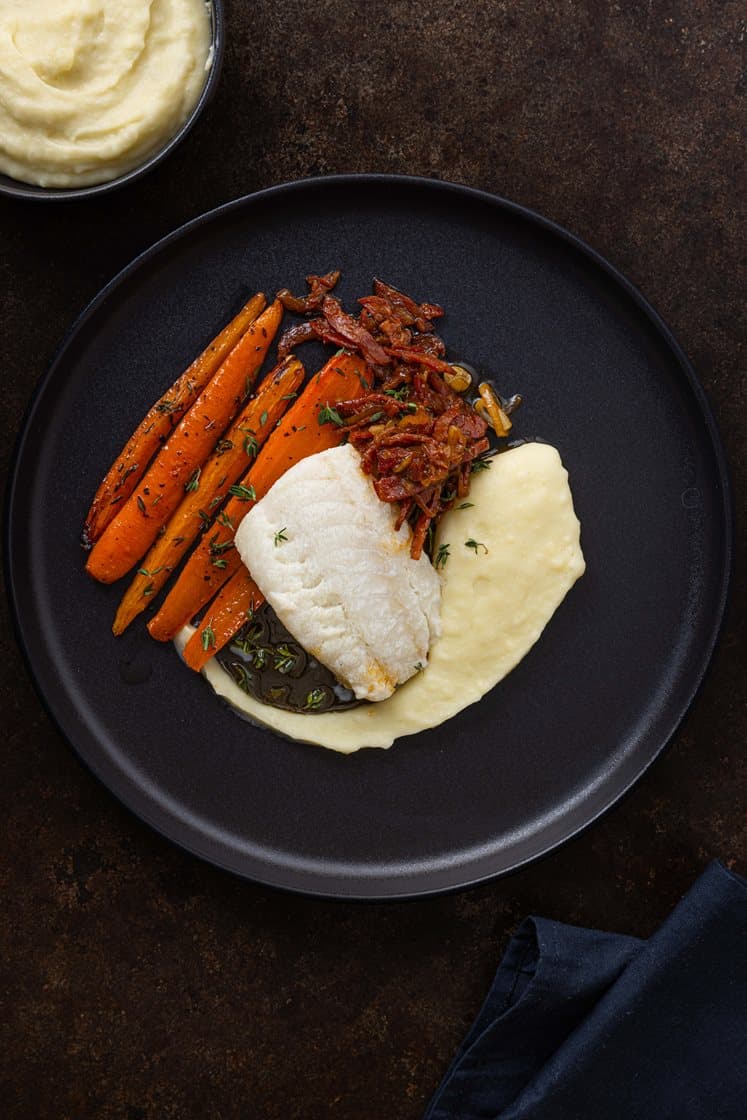 Melkeposjert torskefilet med trøffelpotetkrem, timianglaserte gulrøtter og pepperonismør