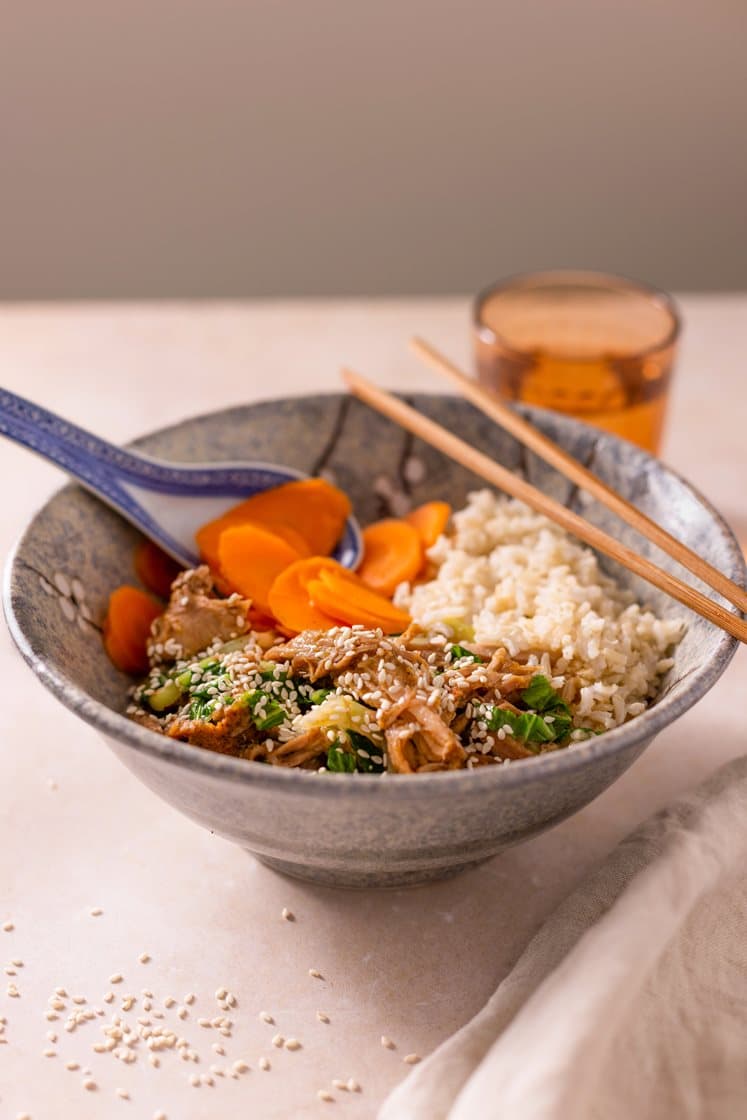 Asiatisk pulled pork med pak choy, syltede gulrøtter og sesamfrø